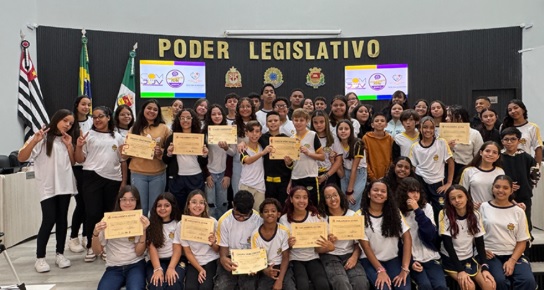 Estudantes assumem cargos de vereadores mirins e lideranças estudantis em cerimônia realizada na Câmara de Iperó